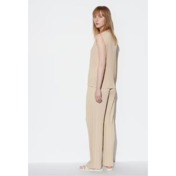 Uniqlo Women's Black Pleated Straight Pants - M - EUC