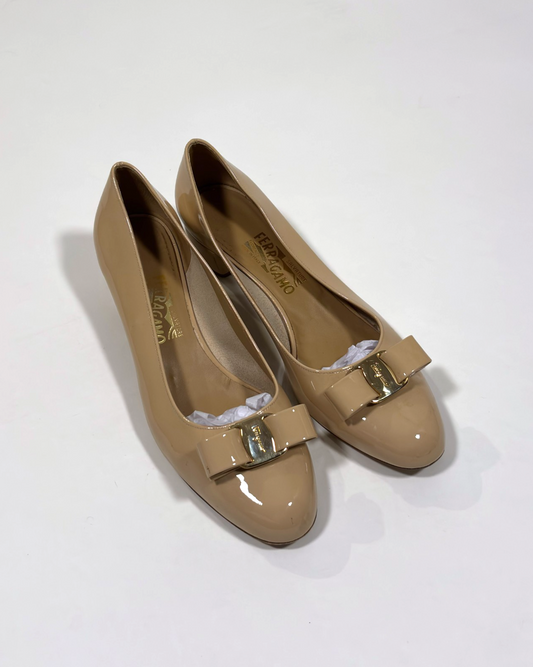 Salvatore Ferragamo Vara Patent Leather Bow Pumps Beige - 10