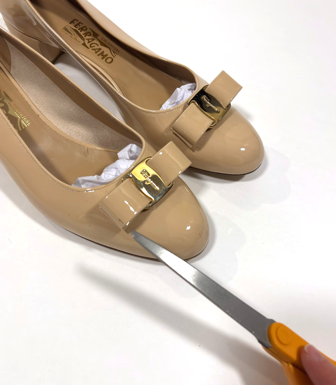 Salvatore Ferragamo Vara Patent Leather Bow Pumps Beige - 10